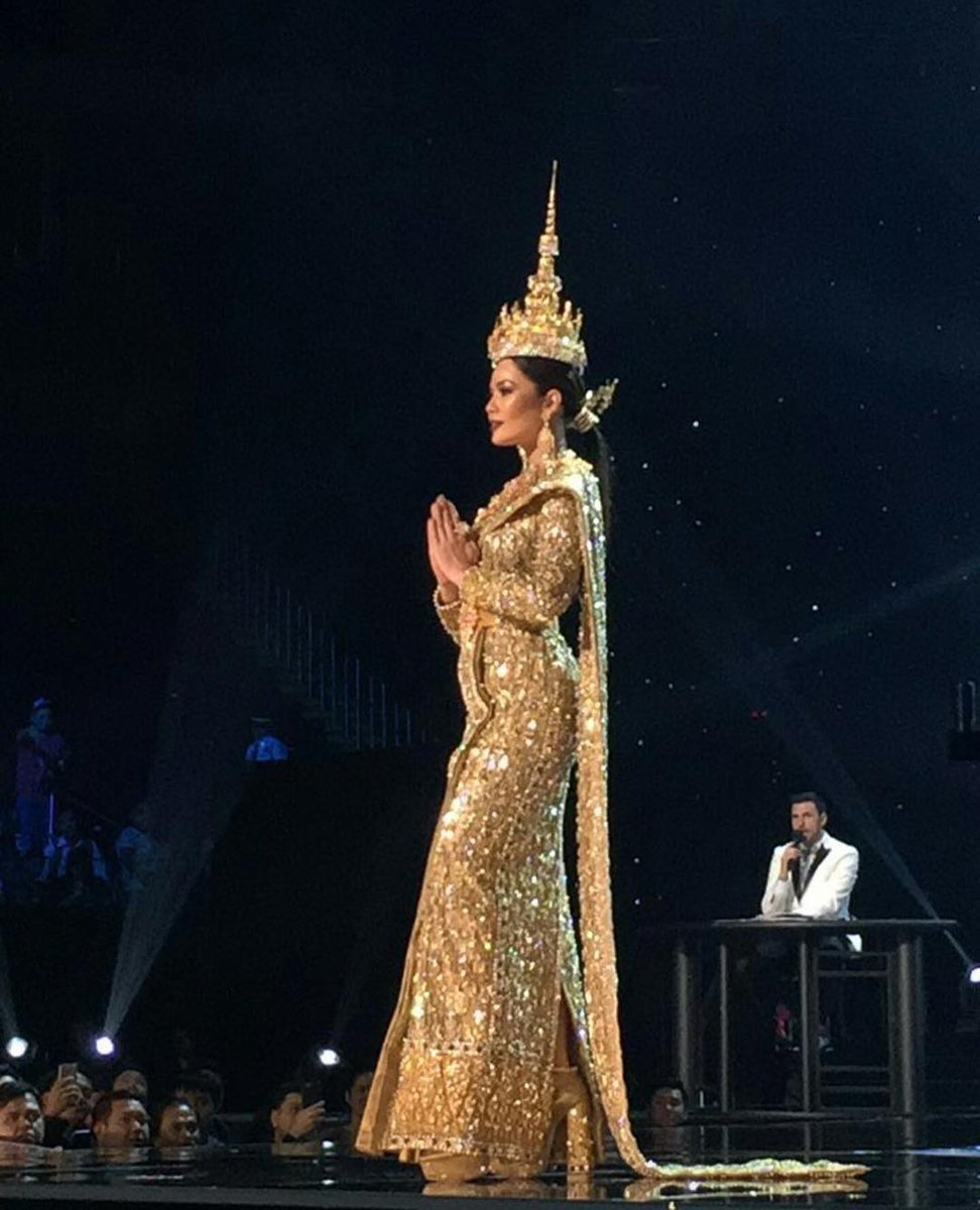 suaymatanglife's tweet photo. ชุดประจำชาติปักด้วยเพชรสามแสนเม็ดหนัก สิบสี่กิโลผญตัวเล็กๆคนนึงสามารถเดินให้รู้สึกว่าชุดเบาหวิวขนาดยั้นได้ยังไง มงมา #MissUniverse #Thailand https://t.co/LkFYXCiYpn
