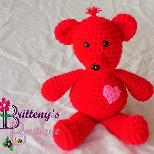 BritsBoutique's tweet photo. They would make perfect Valentine's gift for a little one, don't you think #ValentinesDay #amigurumi #Teddybears #Valentinesbear #crochet https://t.co/hMkRCoMmW7