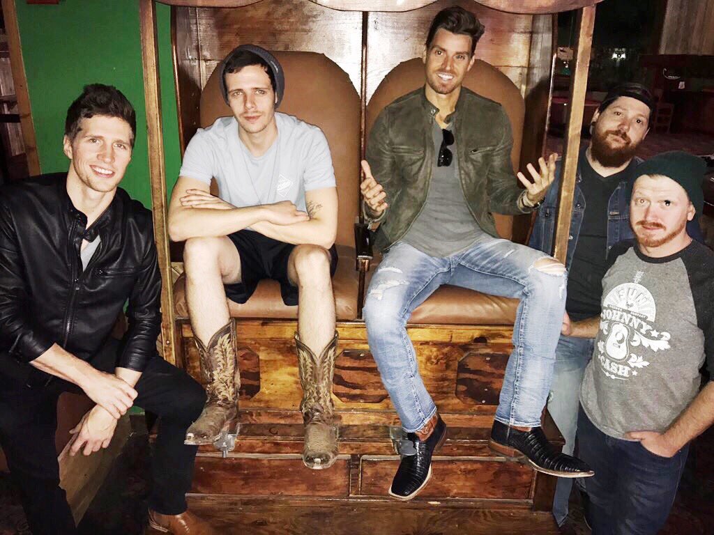 LukesAngelz's tweet image. #TBT-"Just can't wait to get on the road again. The life I love is making music w/ my friends" #bandgoals @luke__pell &amp;amp; band last month 🎸🎼🎤