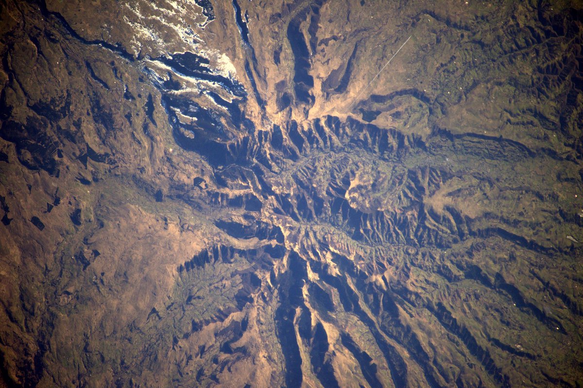 Thom_astro's tweet photo. Autre mise en abyme (décidément!): les monts d’#Auvergne, tranquillement survolés par un ✈️️ (en haut à droite)… le tout survolé par l’#ISS https://t.co/U4zgbTueNR