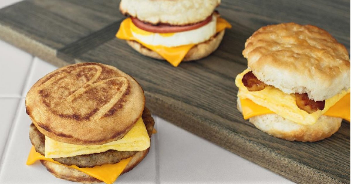 NIGHTLIFEMag's tweet photo. McDonald's servira des déjeuners toute la journée partout au Québec très bientôt  #AllDayBreakfast https://t.co/ZwDeECZ1D7 https://t.co/LTcnZKJe6z