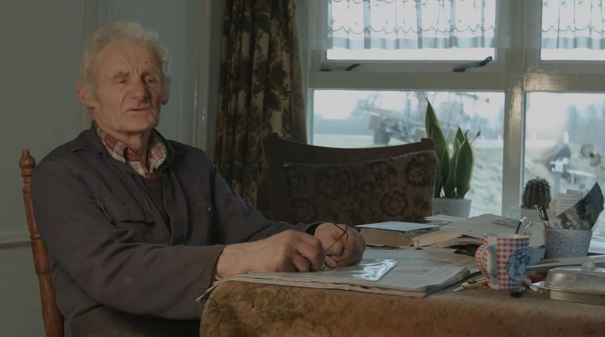 Hij vertelt over de boerderij, hoe hij tijdens het melken gedichtjes verzint, ze uit z'n hoofd leert en nooit meer vergeet. #Gedichtendag