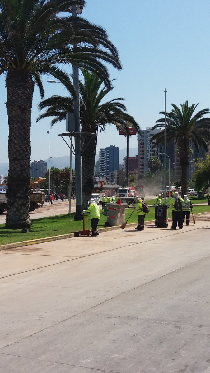 ArayaLenguaje's tweet photo. #antofagasta #balneariomunicipal cerrado y las calles polvorientas consecuencia del rompimiento de una matriz en el sector sur de la ciudad https://t.co/xmcZE6OtLU