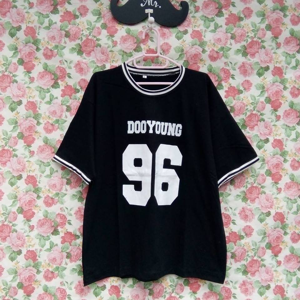 Ready Stock SU TEE NCT DOYOUNG TSHIRT harga 70.000 (grosir 60.000)

👉 Bahan cotton combad
👉 Sablon #nct127 #doyoung