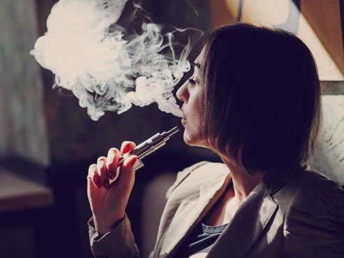 UABNews's tweet image. "Don’t believe the hype," says UAB burn surgeon on e-cigs billed as safe alternatives to smoking. uab.edu/news/youcanuse…