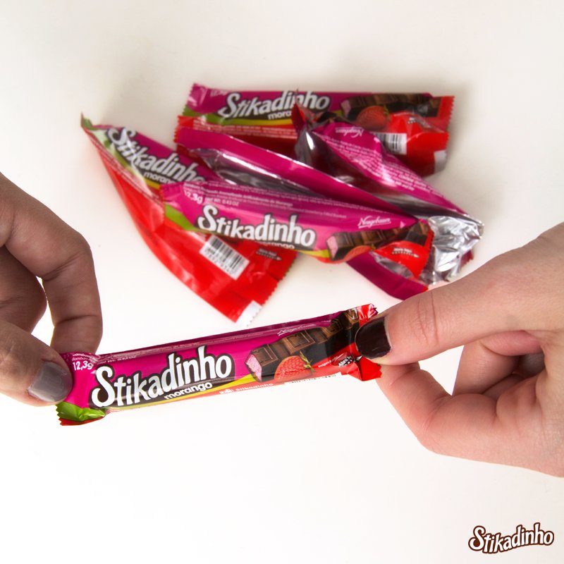 Stikadinho's tweet photo. Mais disputado que ele, impossível! Quem aí tem um amigo que é igualzinho ao último #Stikadinho do pacote? https://t.co/9JkUAtDVI7