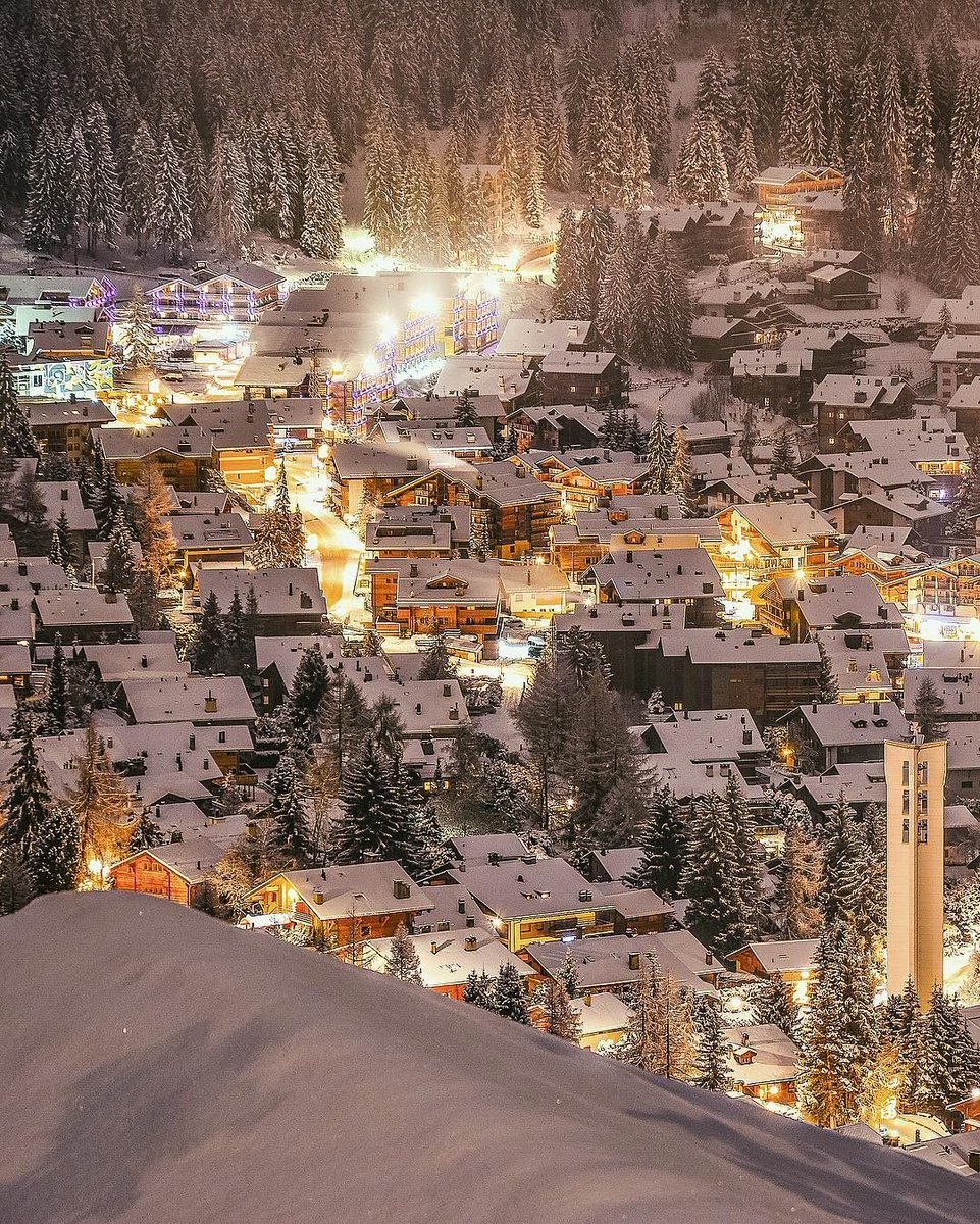 EarthPix's tweet photo. Verbier on a snowy night! ✨☃️ | Photo by Sennai Senna (@sennarelax on IG) https://t.co/0lG6Hj68OL