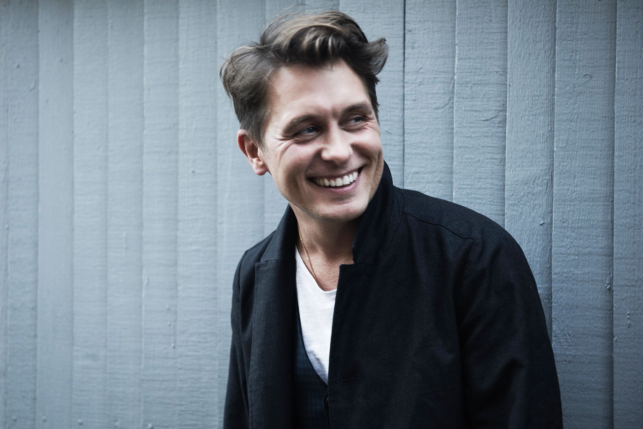 Born on this day in 1972 in Oldham, UK, singer Mark Owen. Happy 45th birthday! 