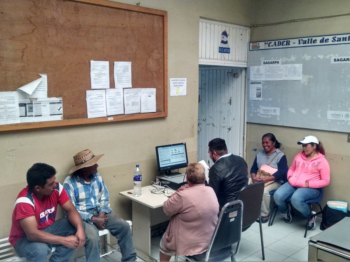 BenjaminEliud's tweet photo. Registrando y atendiendo a los productores, en el "PADRÓN ÚNICO DE PRODUCTORES Y BENEFICIARIOS DE LA SAGARPA"; con la mejor actitud #SAGARPA https://t.co/TGxpehNFp1