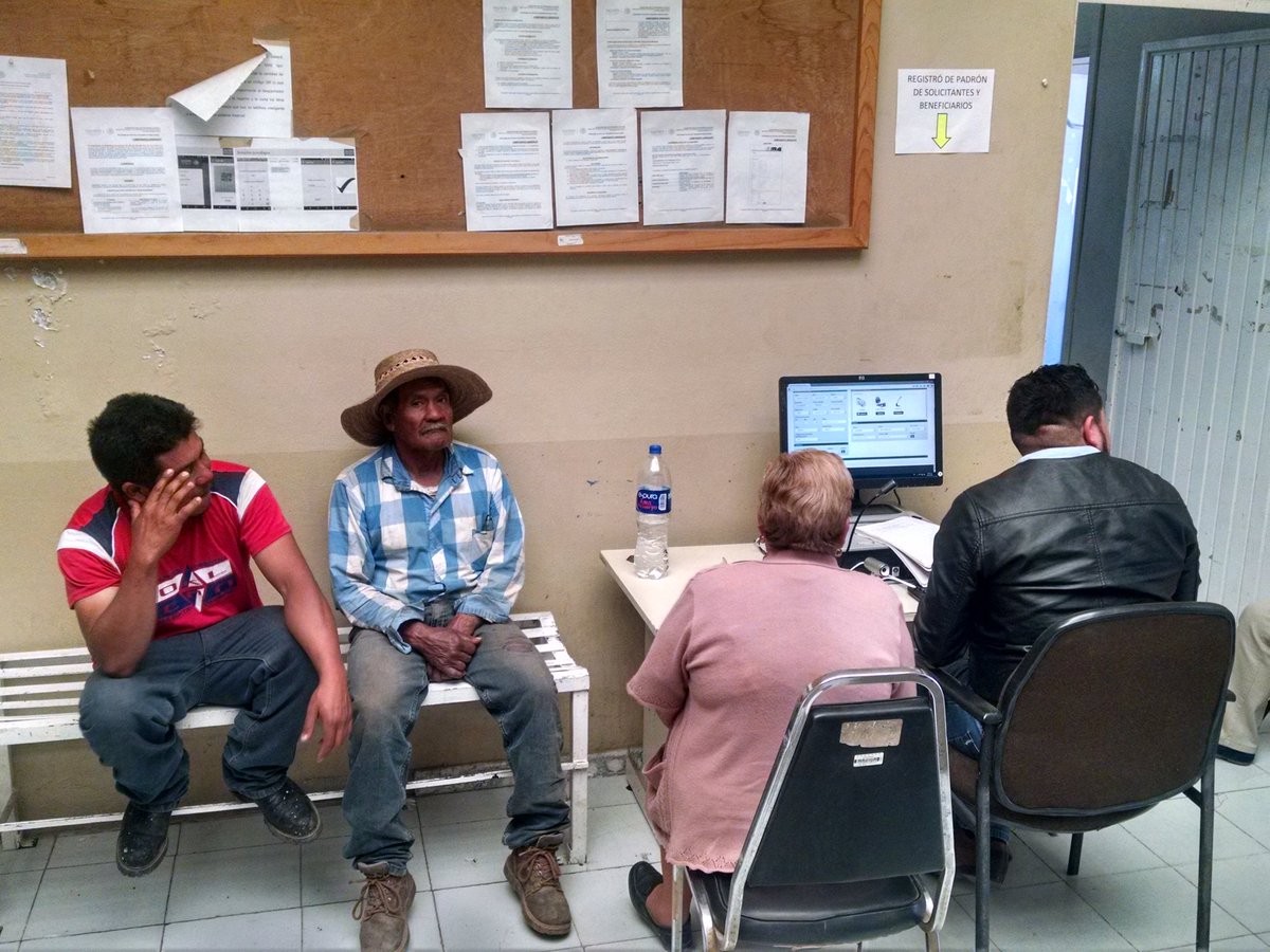 BenjaminEliud's tweet photo. Registrando y atendiendo a los productores, en el "PADRÓN ÚNICO DE PRODUCTORES Y BENEFICIARIOS DE LA SAGARPA"; con la mejor actitud #SAGARPA https://t.co/TGxpehNFp1