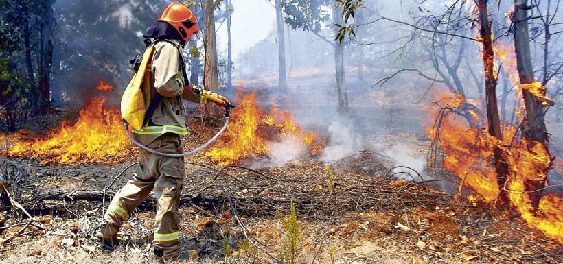 latercera's tweet photo. Bombero denuncia ataques con perdigones: “Nos quieren quemar” https://t.co/2kzFAhU0P8 https://t.co/PekyjvJ6dd
