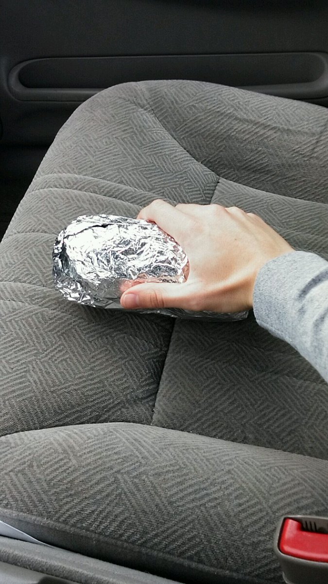 GeoffDubs's tweet photo. Left hand is steering the other is gripping your thigh https://t.co/tjRzokRGTU