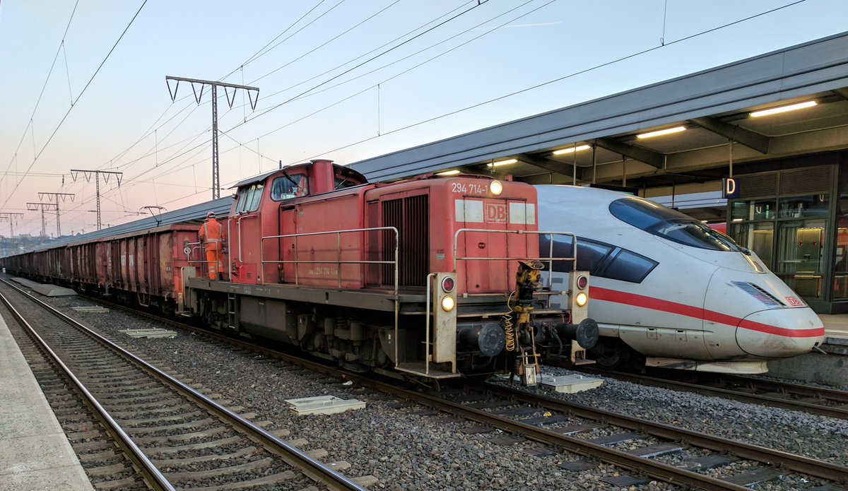 confuzd_'s tweet photo. #br294 und ein ICE in Essen Hbf. https://t.co/jYc2wvwDXB