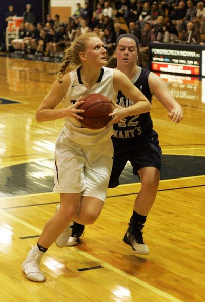 TrineSAAC's tweet photo. Daub daubinates from deep to lead the mens team past Albion.  Abenth and H. Martin lead the way to a 61 point win over Saint Mary's #GoTrine https://t.co/EvmNkA8JNX
