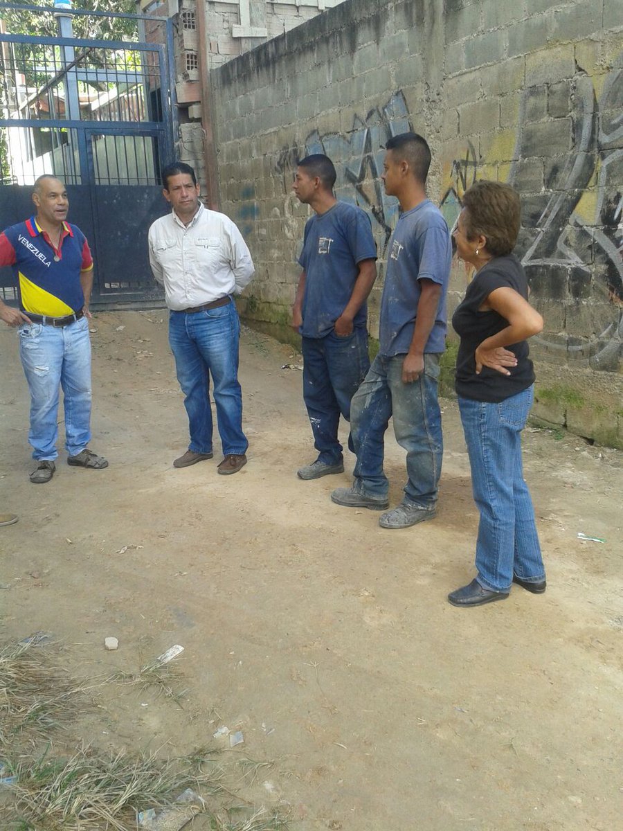 _roberto2012's tweet photo. (1/2) Nos encontramos realizando un recorrido en la comunidad La Estrella de #LSTQ #SinDescansoPorGuaicaipuro... https://t.co/l9ygZdtDqx