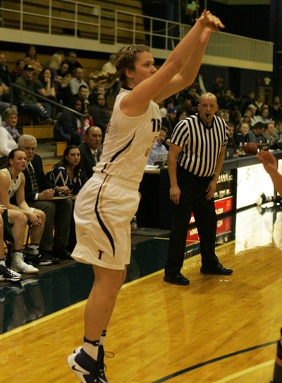 TrineSAAC's tweet photo. Daub daubinates from deep to lead the mens team past Albion.  Abenth and H. Martin lead the way to a 61 point win over Saint Mary's #GoTrine https://t.co/EvmNkA8JNX