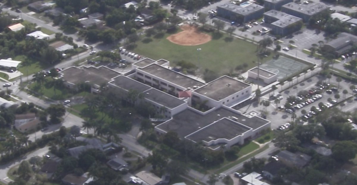 #UPDATE The lockdown at Wilton Manors Elem. has been lifted and school is back to normal operations https://t.co/Bk4L9iVwKe