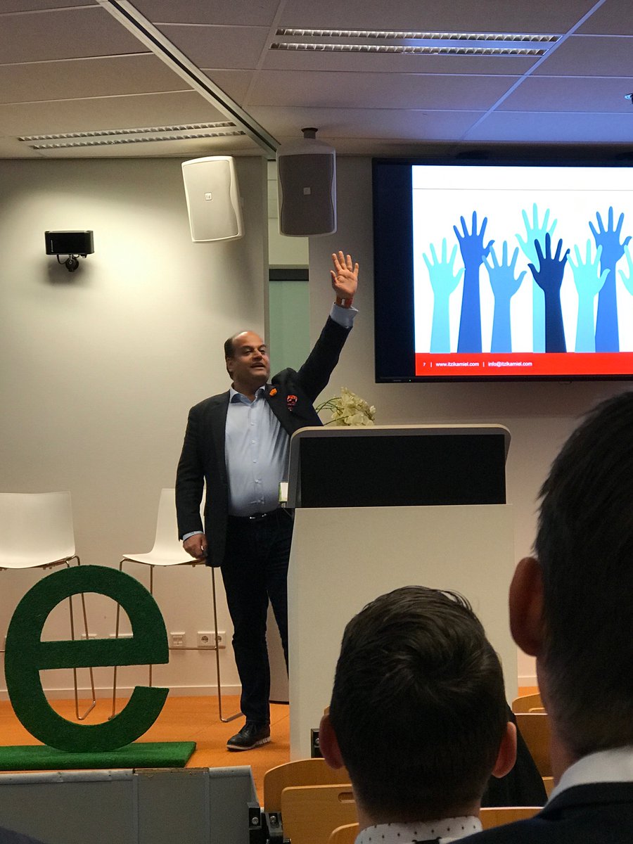 FutureFields_'s tweet image. 2e Keynote spreker Itzik Amiel gaat in op de kracht van netwerken! #KeepSharing!