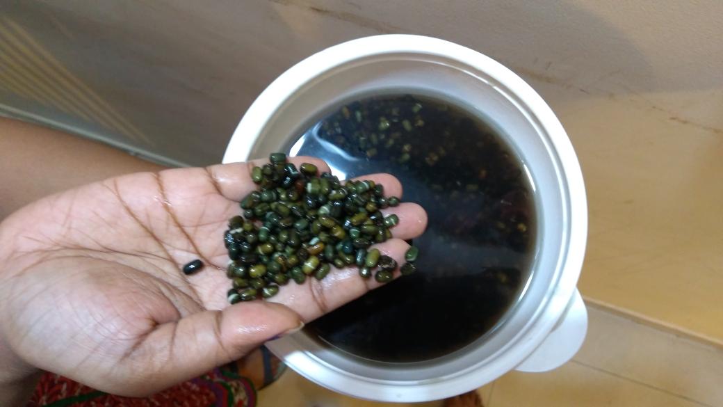 sinhamadhukar's tweet photo. Green daal being sold as Kaali daal ..Lost its black colour when soaked in water. Brand name Royal from @bigbasket_com https://t.co/N40S3d1QaO