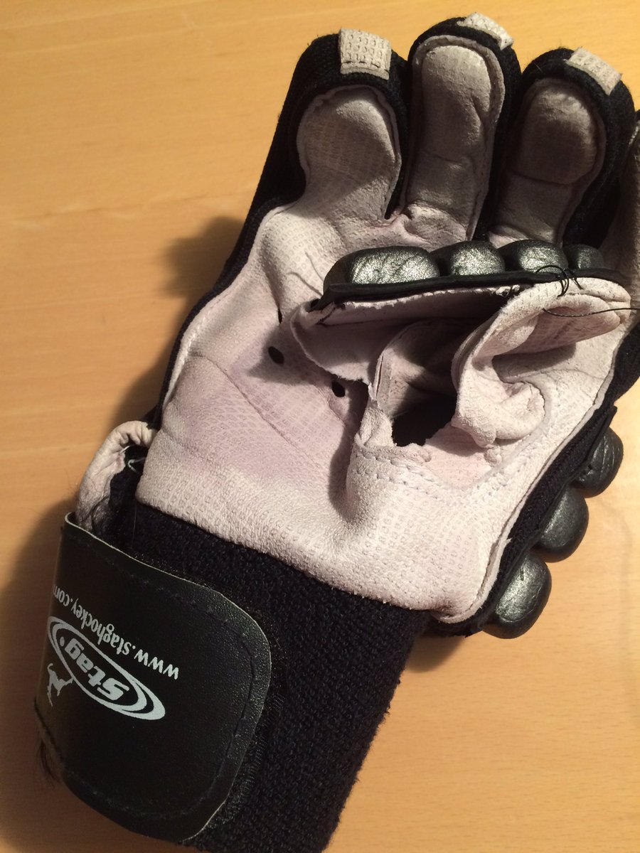 keepgoo's tweet photo. Stress voor het LK-zaal, nieuwe handschoen nu alweer kapot @staghockey @hockeyloes https://t.co/yr3jJMudnV