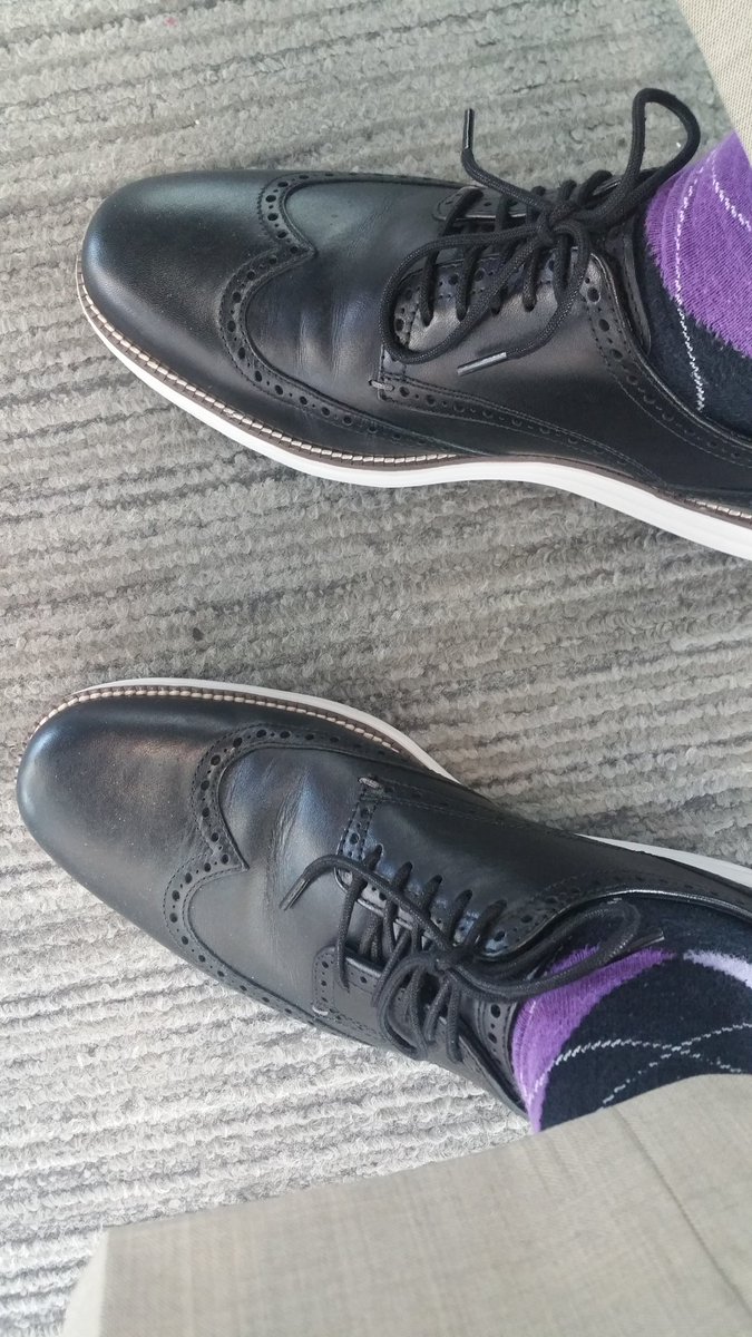 flydrob's tweet photo. What's on your feet today? 👞 #ColeHaan #OriginalGrand #kicksoftheday #KOTD #argyle #socksoftheday #sockaddict #sockit2me #socksmatter https://t.co/UUu5XkJieV