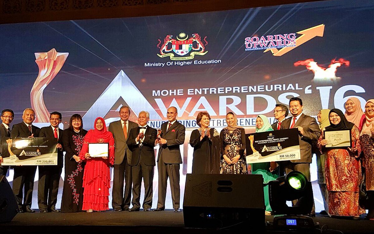 MohdShukriYajid's tweet photo. #MEA2016
Congrats #MSUrians! We are the best! @soaringupwards 
Tq DS @idrisjusoh, Dr @maryyapkc, TS @NoorulAinur 
https://t.co/SBv0XK6qDm https://t.co/ul5qoYURal