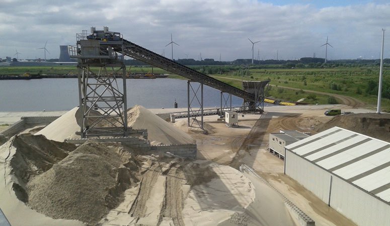 Wegenbouwgww's tweet photo. CB Aggregates neemt productiesite zeegranulaten over aan Kluizendok in Gent @Cementbouw https://t.co/cxln013G1D https://t.co/3UG7FezlH8