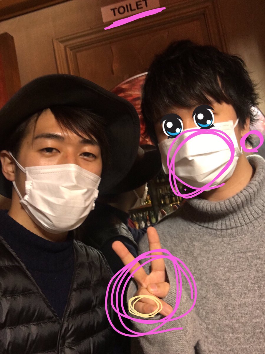 ট ইট র しまちゃん くきたんの可愛いところー 1 萌え袖 女子力 2 よく見たら小指たってる 可愛い 3 襟足 ぴょこん 4 マスク 女性用でピッタリとか 小顔か これはどっちだ 5 そして何より トイレの前で撮っているということーー くっき