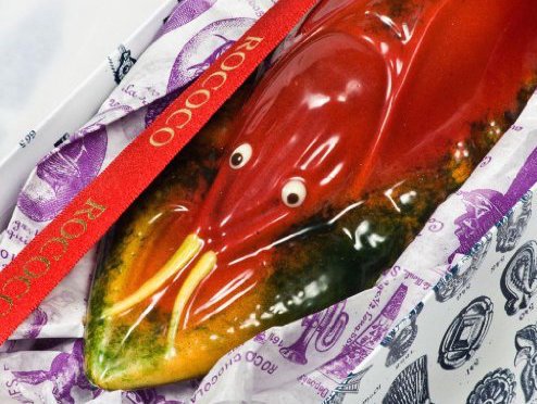 The chocolate gifts to fall in love with this Valentine’s Day …adventuresofthecocoanut.wordpress.com/2017/01/26/val…