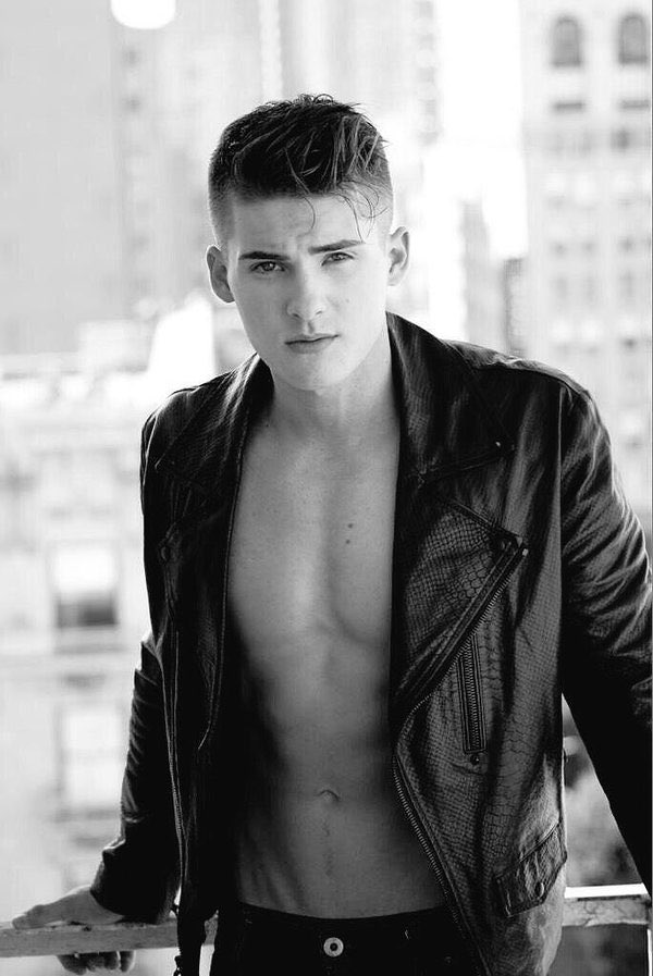 drewsgemeu's tweet photo. 20- Mike Montgomery como Nicolas Prattes https://t.co/aqKnsF1fRb