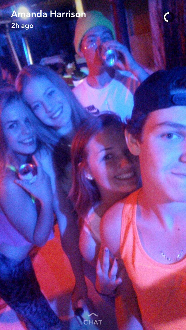 saarareynolds's tweet photo. happy bday @AmandaSkye99 thanks for getting screamed at with me 🙂 i miss u &amp; love u ❤ https://t.co/cKDSwzFhV8
