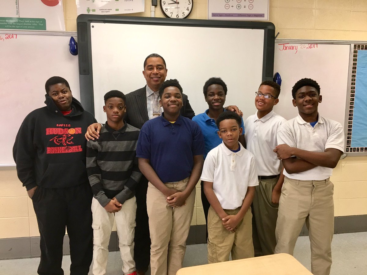 JayRoberson_10's tweet photo. Speaking at Hudson K-8 this morning with @GrowingKings! These young men care about the future of #Birmingham #100DaysofNonviolence https://t.co/pQguMzJw3Z