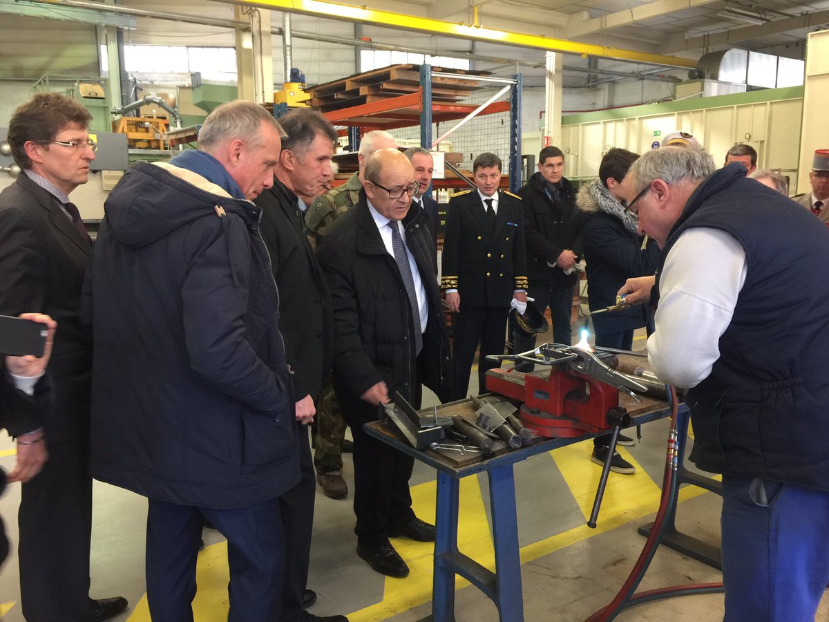 Prefet19's tweet image. Visite des locaux &amp;amp; rencontre entre @JY_LeDrian, ministre de La Défense, et les personnels du Pôle Graphique et de la #BSMAT à #Tulle
