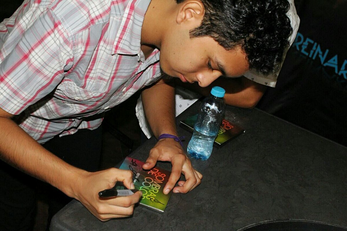 ReinaRojaBand's tweet photo. El éxito es largo y dificil, pero con las personas correctas el viaje se vuelve divertido. El es una de esas personas @jesuisAdan bajista https://t.co/ylJ8EFUwgp