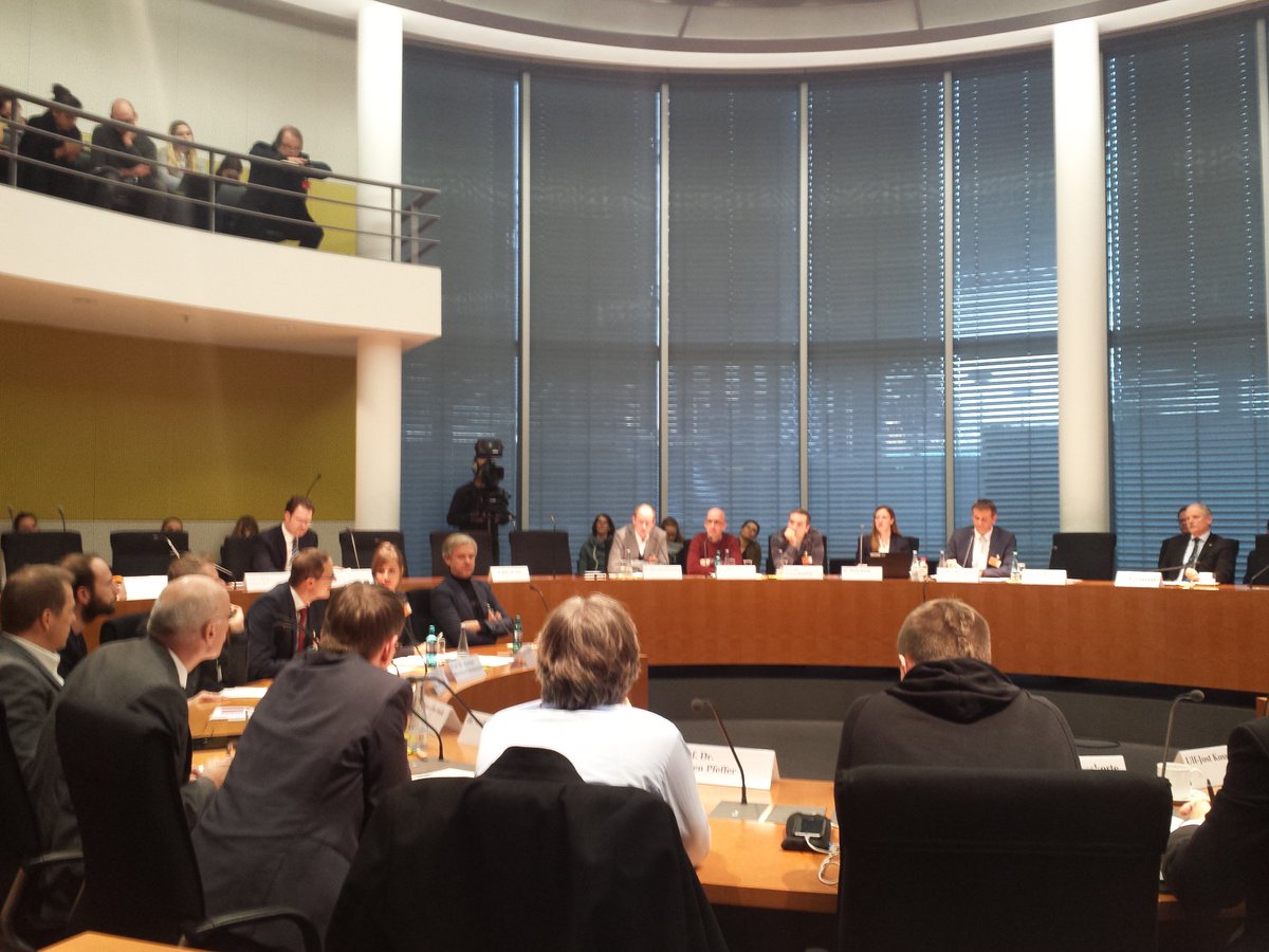 #SocialBots können nach überwiegender Meinung der #Experten vor allem mit zwei Dingen bekämpft werden: mit #Bildung und #Medienkompetenz