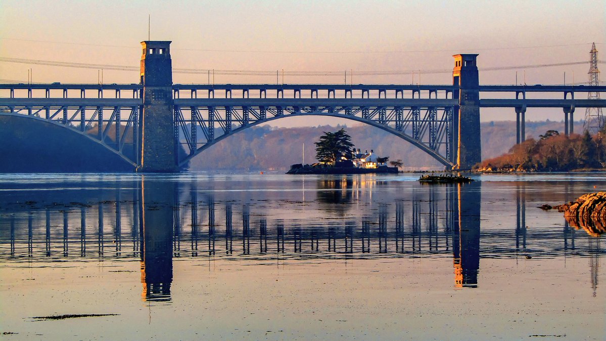 ItsYourWales's tweet photo. Marilyn with a quite stunning shot of Belgian Prom, Menai Bridge - wonderful #welshreflections courtesy @madmaz2112 https://t.co/sO2PRQqdrA