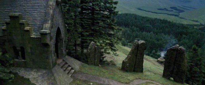 ~Rol~
Con: @Hunterstty 
En los jardines de Hogwarts
"Más que una simple amiga"🌺🍀
