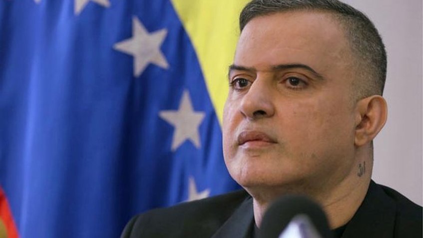 InformadorVeraz's tweet image. Exigen intervención de @TarekWiliamSaab por atropello a ancianos con el carnet de la patria. Responde que está ocupado sacandose las cejas