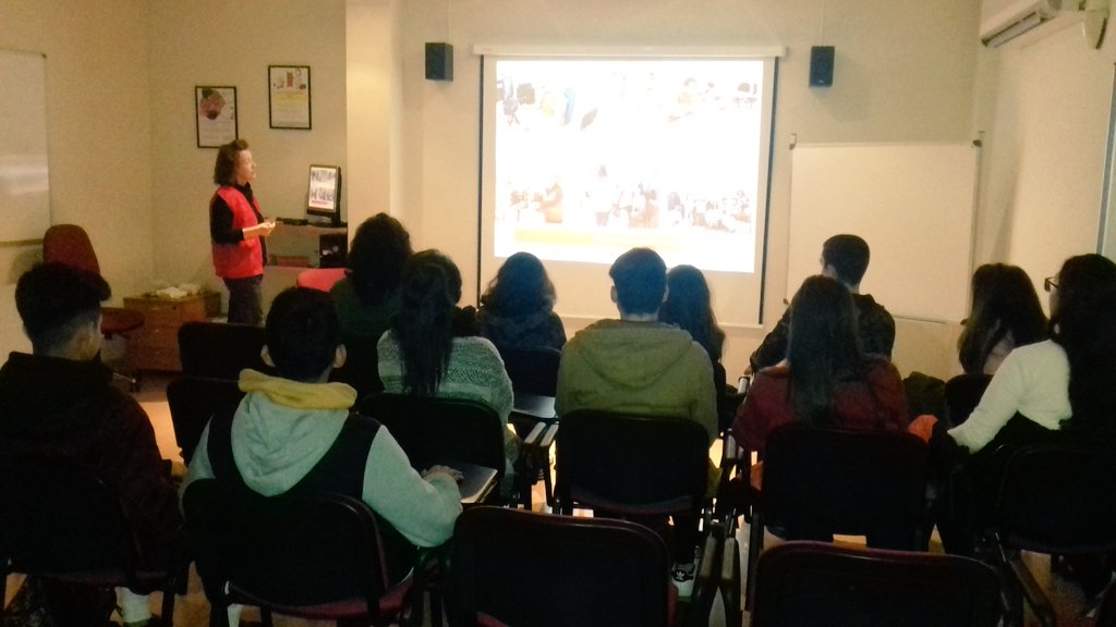 EspluguesCr's tweet photo. Esta tarde damos a conocer nuestros proyectos a jóvenes estudiantes del INS Joanot Martorell de Esplugues. #voluntariado https://t.co/KbG48z47dp