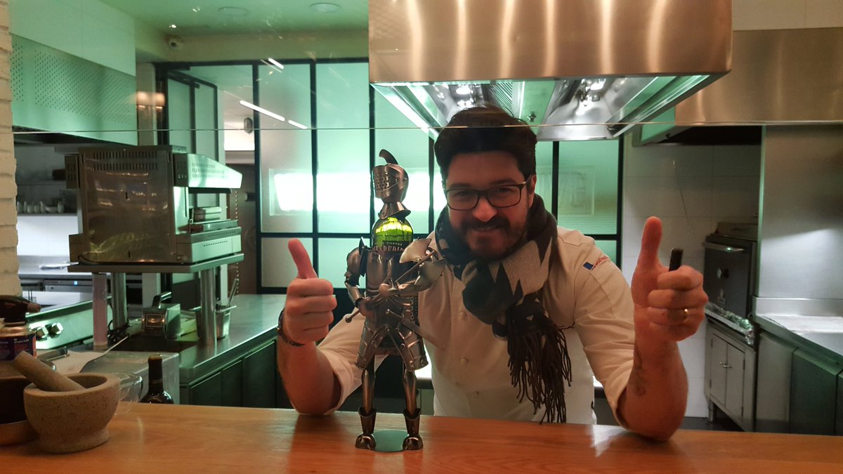 AitorEsnal's tweet photo. Gracias a mi equipo @WineFandango por el detallazo! @SugaiLarrazabal @rafagaona7 @R_LLORENTE @frankwromero y a los demás #cumpleañosfeliz https://t.co/J0cIIh63Fx