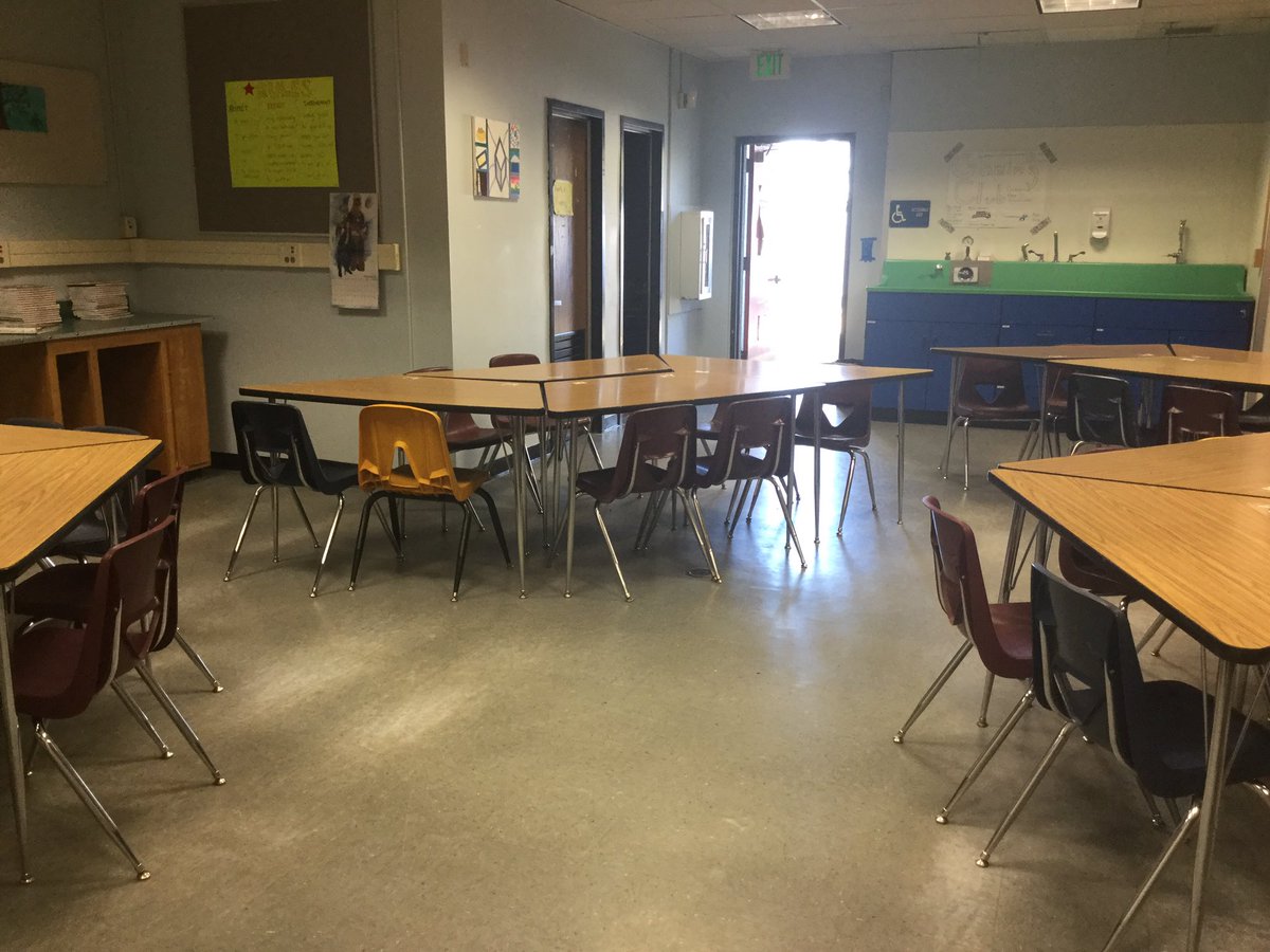 MissStringerELA's tweet photo. Switching it up #groupseating #classroomdecorating #timeforachange #loveit https://t.co/Yw9I121MIL