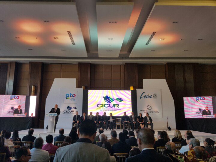 Grandes personalidades del gremio en la ceremonia inaugural de nuestro evento de Innovación y Moda para la industria del cuero.