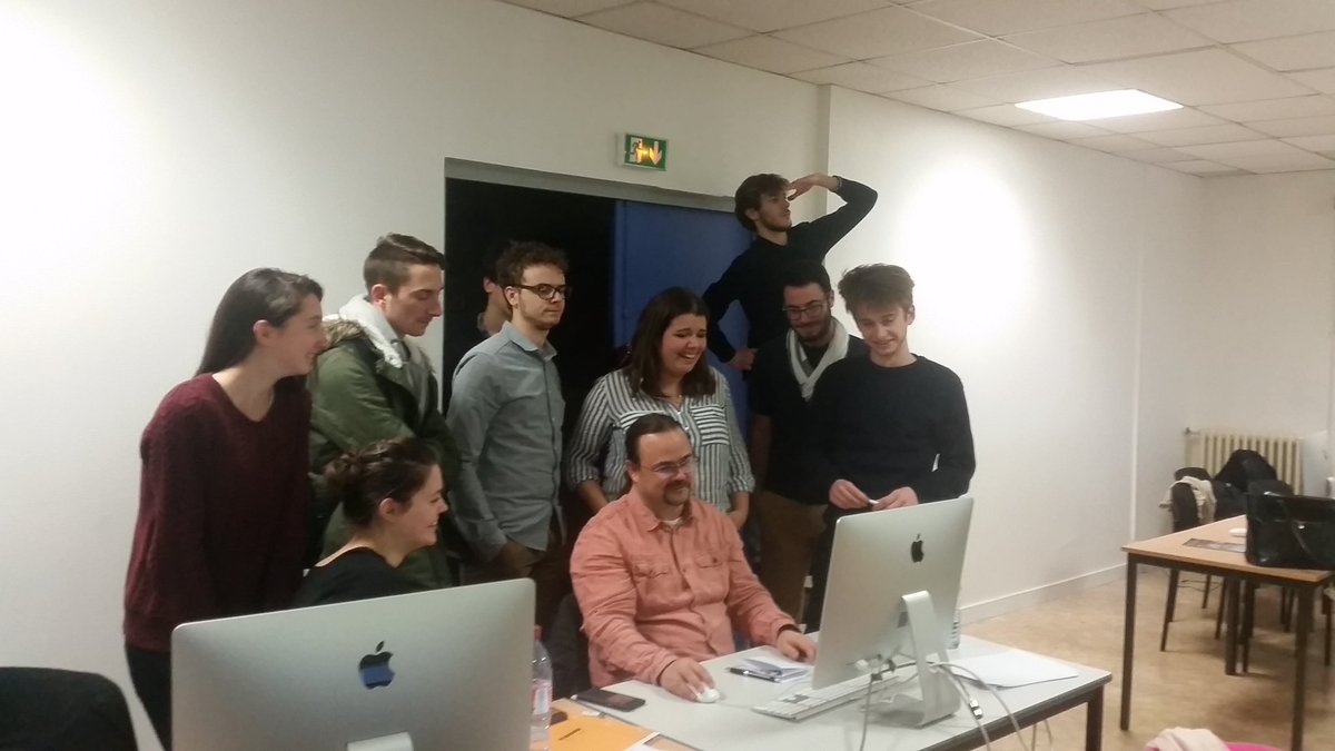 ReflexUCO2017's tweet photo. Tout le monde est absorbé par la future Une (sauf @alexpetiteau, tu fais quoi là ?)... #Reflex2017 https://t.co/jXhzqJQkBv