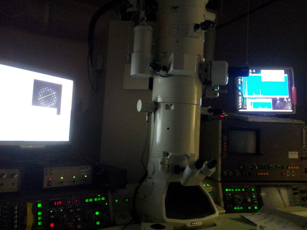 StephenBiggsFox's tweet image. This afternoon, another #TransmissionElectronMicroscope (#TEM). Left: diffraction pattern. Right: atomic spectrum. #physics