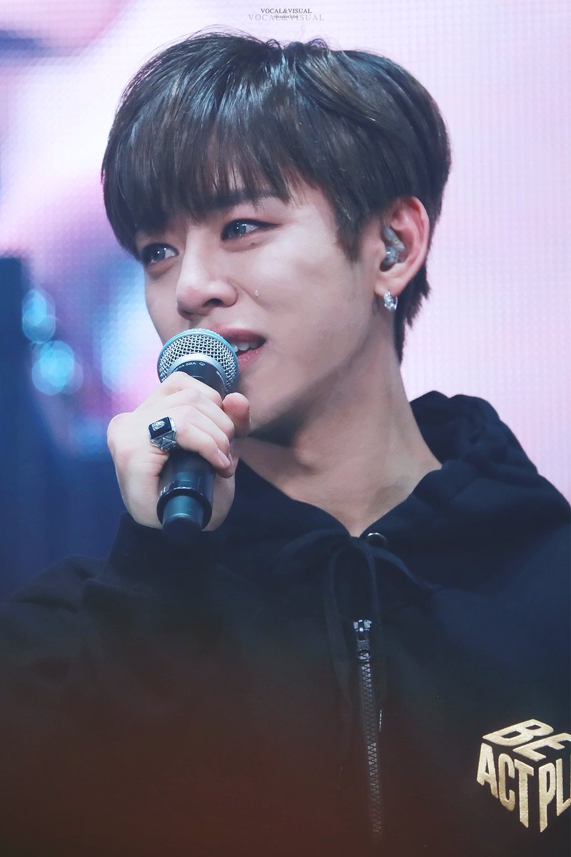 Vocal_Visual's tweet photo. 170126 HD: [https://t.co/Sq7llU9pM7] [https://t.co/Dw1i9LElL5] ~이제는 웃자 울지 말고 행복하게~ 행복해서 눈물나는걸 다 알지만~~ @BAP_Daehyun 5년 동안 고마웠엉! 앞으로두 ~지금 처럼! https://t.co/aONETC30xB