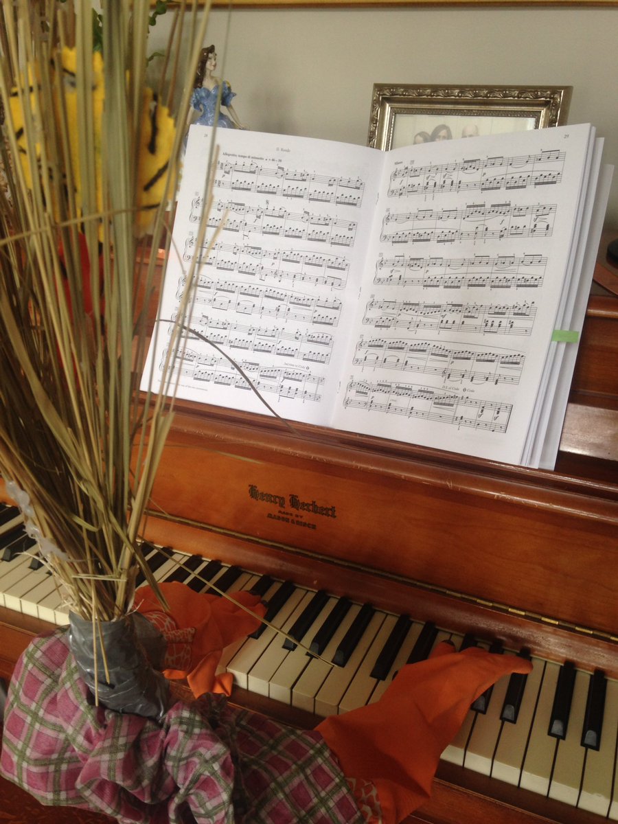 OlfGaston's tweet photo. Je pratique mon piano. Je irai à mon cours demain. #lamusique #rondo https://t.co/TgbgAnhLKr