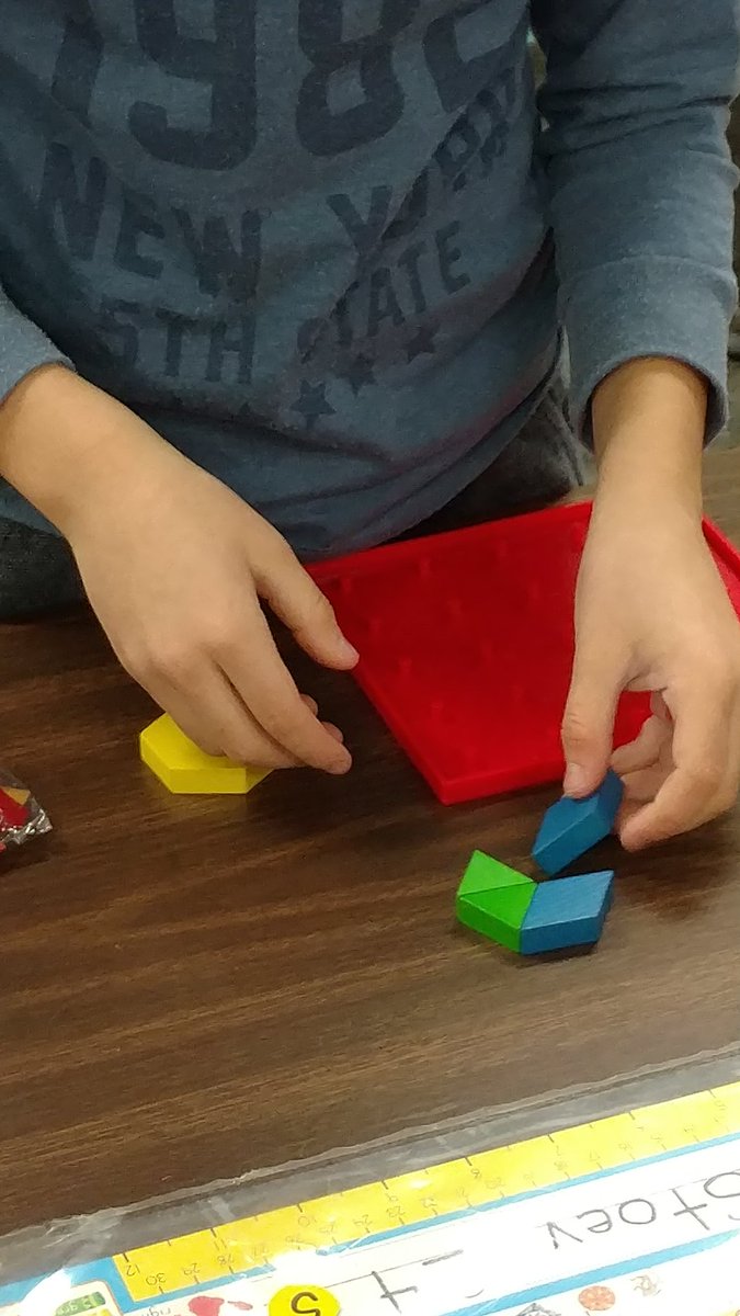 cduffy423's tweet image. Composing 2-shapes on our own @Meadowview68 @Woodridge68  #meadlearns #WeAreD68