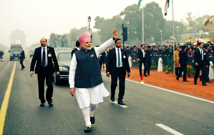 Akhilsocialism's tweet image. എന്നാ ഒരു ലുക്കാടാ ഉവ്വേ..!!
 ഇന്ത്യൻ പ്രധാനമന്ത്രി എന്നൊക്കെ പറയുമ്പോൾ രോമാഞ്ചം ഉണ്ടാകുന്നത് ഇപ്പോളാണ്.. 
#RepublicDay #Modi