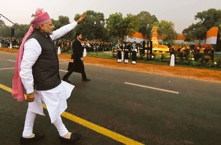 Akhilsocialism's tweet image. എന്നാ ഒരു ലുക്കാടാ ഉവ്വേ..!!
 ഇന്ത്യൻ പ്രധാനമന്ത്രി എന്നൊക്കെ പറയുമ്പോൾ രോമാഞ്ചം ഉണ്ടാകുന്നത് ഇപ്പോളാണ്.. 
#RepublicDay #Modi