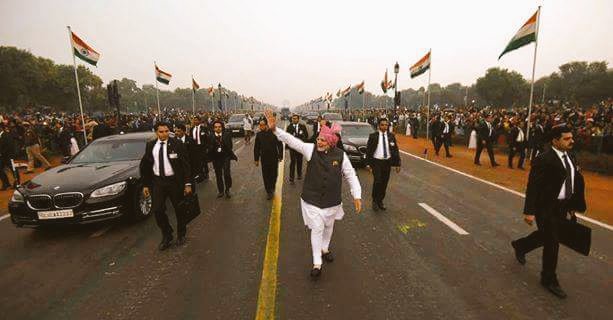 Akhilsocialism's tweet image. എന്നാ ഒരു ലുക്കാടാ ഉവ്വേ..!!
 ഇന്ത്യൻ പ്രധാനമന്ത്രി എന്നൊക്കെ പറയുമ്പോൾ രോമാഞ്ചം ഉണ്ടാകുന്നത് ഇപ്പോളാണ്.. 
#RepublicDay #Modi